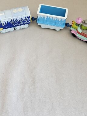 2010 Brewster Blue Chuggington  Toy Train. Six Piece Train.